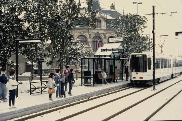 7 janvier 1985 : mise en service du premier tronçon de la ligne 1 
Le tramway roule à nouveau dans une ville paralysée par la neige